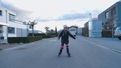 Patinar Sonriente Niña De 5 Años, Pasando Sus Patines En Línea Fotos,  retratos, imágenes y fotografía de archivo libres de derecho. Image 12956756