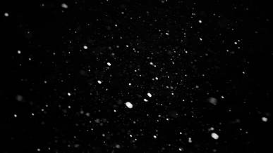 Hãy chiêm ngưỡng bức tranh tuyết rơi với nền đen nguyên sơ, âm u và đầy ấn tượng. Những giọt tuyết tan trên nền đen sẽ chắc chắn đưa bạn đến một thế giới khác.